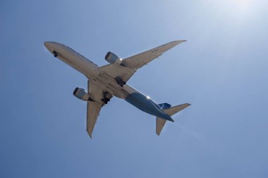 Uçan uçak mavi gökyüzünde izole edildi.