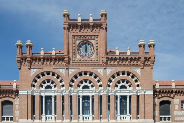 マドリード州Aranjuezの鉄道駅の時計と上部 スペイン — ストック写真
