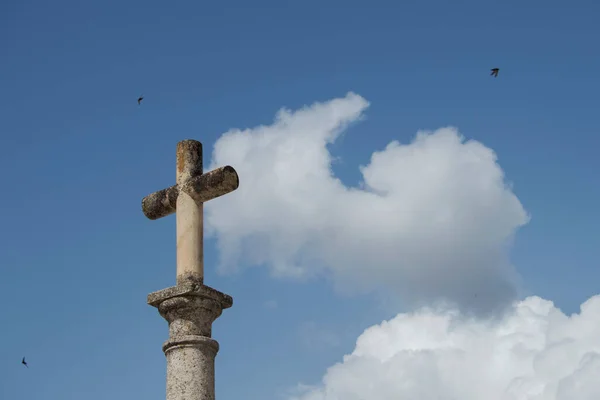 Kámen Kříž Obloze Mraky Tři Ptáci Létání Kolem Něj — Stock fotografie