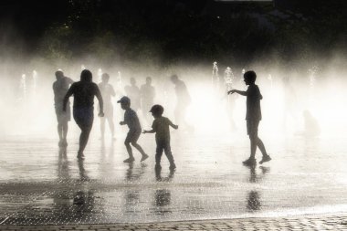Madrid, Madrid 'de su jetlerinde oynayan çocukları aydınlatıyorlar. İspanya