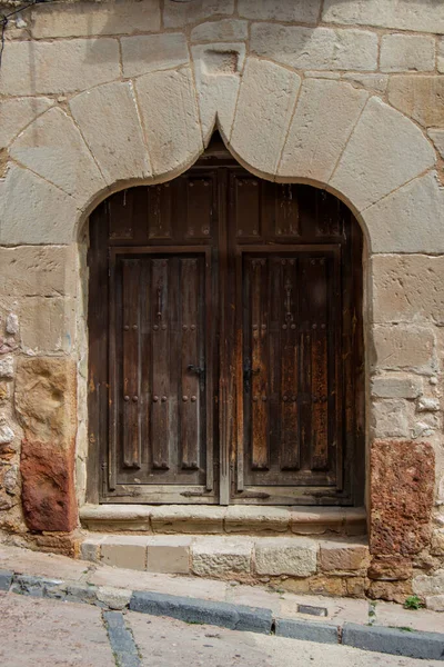 Vecchia Porta Legno Con Arco Ogee Una Facciata Pietra Vecchio — Foto Stock