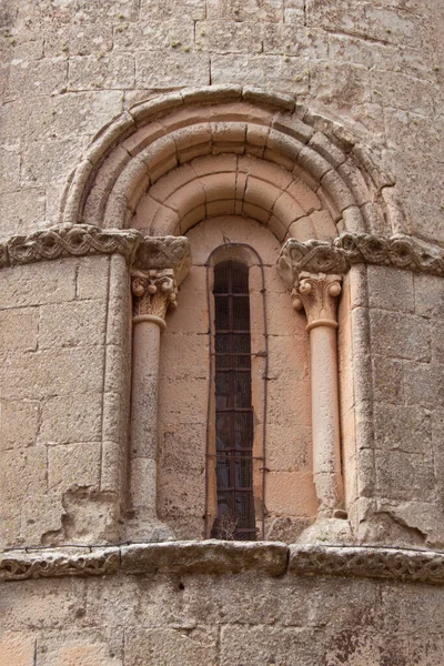 小罗曼式窗户 教堂顶上有小柱和科林斯式的首都 — 图库照片