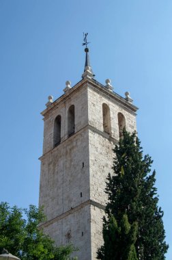 Madrid 'in Ciempozuelos şehrinde Santa Maria Magdalena kilisesinin çan kulesi olan kule. İspanya