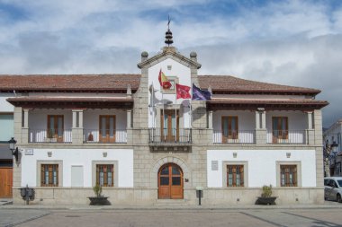 Madrid 'in Villa de los Molinos şehrinin belediye binası. İspanya sokak tabelasında İspanya meydanı yazıyor.