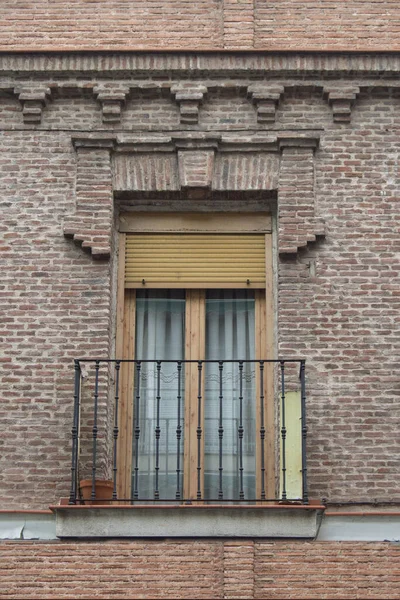Balkon Een Bakstenen Gevel Van Een Oud Huis Madrid Spanje — Stockfoto