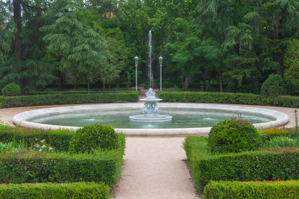마드리드의 비스타 알레그레 재산의 역사적인 정원에서 마리의 조각과 스페인에서 — 스톡 사진