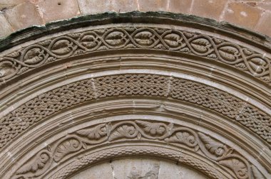 Guadalajara eyaletinin Siguenza kentindeki Santa Maria Katedrali 'nin giriş kapısının Roma bitkisel ve geometrik unsurlarına sahip arşivler. İspanya