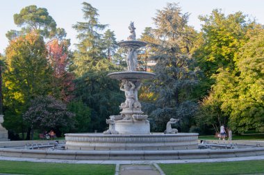 Madrid 'deki Campo del Moro bahçesinde Triton süs fıskiyesi. İspanya