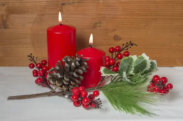 Twee Rode Kerstkaars Met Heilige Brachan Dennenappel Houten Witte Achtergrond — Stockfoto