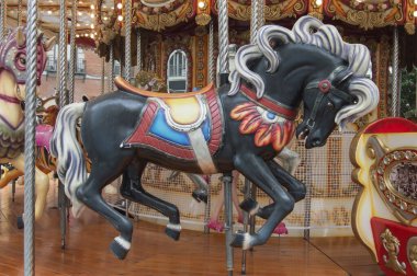 Madrid 'de Noel' de bir meydanda atlıkarıncada siyah tahta bir at. İspanya