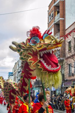 Geleneksel Çin Dagonu, Çin Yeni Yıl geçit töreninde geçit töreni yapıyor. Fotoğraf 11 Şubat 'ta Madrid' deki Usera mahallesindeki Çin Yeni Yıl Geçidi sırasında çekildi. İspanya