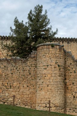 Segovia vilayetindeki Pedraza kasabasının taş duvarı ve savaş alanı.