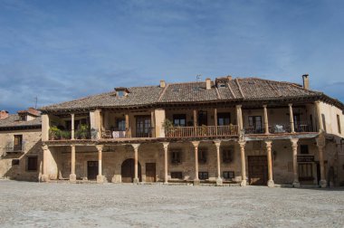 Segovia Plaza de Pedraza 'daki ortaçağ taş binası ve balkonları. İspanya