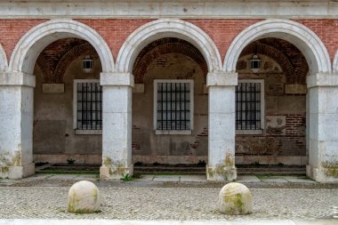 Madrid, Aranjuez 'de bir caddedeki galerilerden birinde camlı ve iki kalın kemerli üç neoklasik stil kemer. İspanya