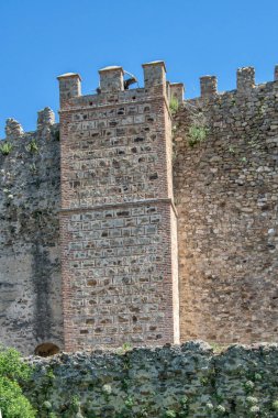 Madrid 'in Buitrago de Lozoya şehrindeki taş kaplama duvar. İspanya