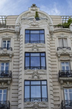 Madrid 'deki bir binanın perdesi üzerine üç dikey modernist bakış açısı. İspanya