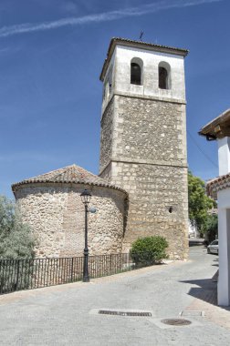 Madrid 'in Olmeda de las Fuentes bölgesindeki kilisenin tuğla ve taşından yapılmış kulesi ve maymunu. İspanya