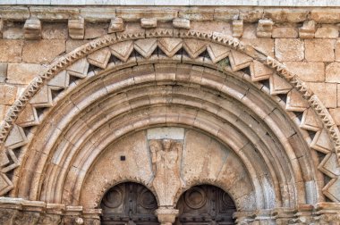 Caltojar, Soria 'daki San Miguel kilisesinin giriş kapısının arşivleri. İspanya