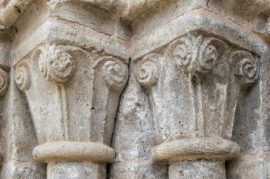 Akanthus yapraklı iki Romen taş başkenti