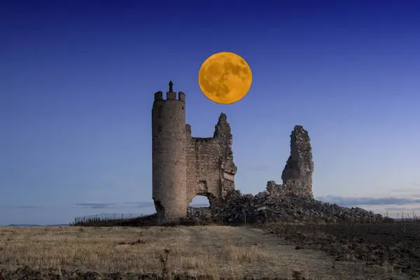 Ağustos 2024 'ün süper ayı ile Toledo eyaletindeki Caudilla Kalesi. Toledo. İspanya