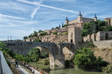 Alcantara köprüsünün Toledo 'da arka planda Alcazar ile görüntüsü. İspanya