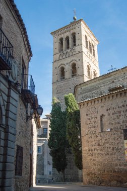 Toledo 'da tipik bir cadde. Santo Tome kilisesinin Mudejar kulesi var. Toledo 'da. İspanya