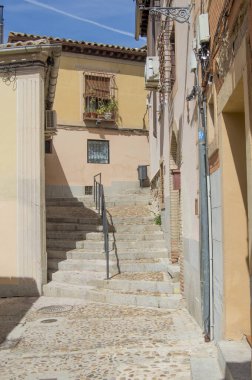 Toledo 'da basamakları olan tipik bir sokak. İspanya