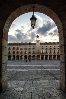 Ocaa, Toledo 'da, alacakaranlıkta asılı fenerle bir kemerden görülen belediye binası ile barok ana meydanı. İspanya