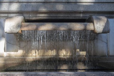 Şelaleli uzun taş çeşme