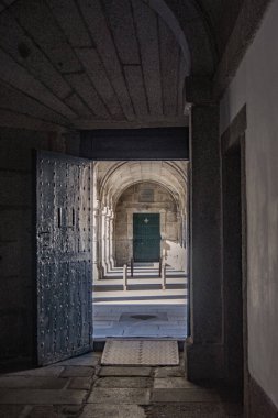 Madrid 'deki San Lorenzo del Escorial Manastırı' nda sokağa açılan bir iç kapı. İspanya