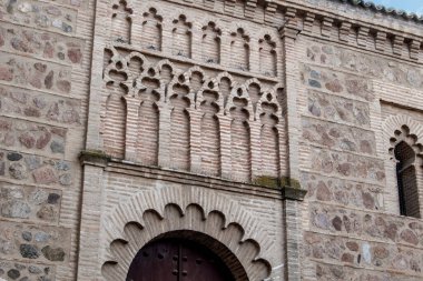 Ahşap kapılar çivili taşlar ve ortaçağ dekorasyonuyla süslenmiş.