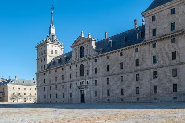 Madrid 'deki San Lorenzo del Escorial Manastırı' nın ana cephesi. İspanya