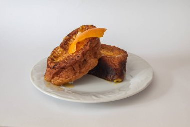 Beyaz arka planda izole edilmiş üç Torrijas İspanyol tostu.