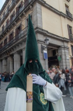 İspanya, Madrid 'de kutsal bir haftada mum taşıyan bir Nasıralı..