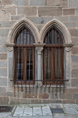 İspanya Plasencia, Cceres bölgesindeki Monroy Sarayı 'nın ızgaralarıyla Gotik pencereleri eşleştirmiş..