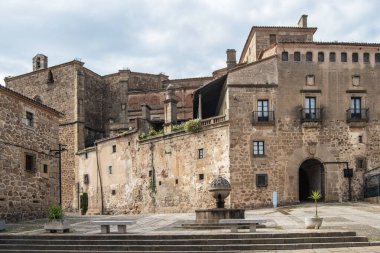 Plaza de San Vicente Ferrer 'in arka planında, İspanya' nın Cceres Eyaleti Plasencia 'da bulunan Mirabel Marquises' in sarayı ve geçidi var..