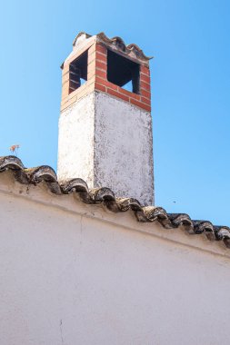 Kırsal bir evin beyaz duvarındaki baca.