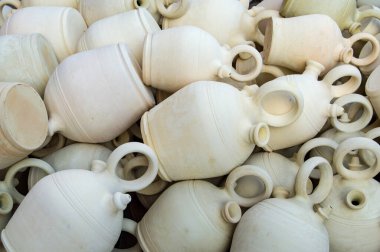 Madrid 'de bir caddedeki markette İspanyol kil su testisi ile arka plan. İspanya