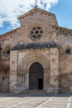 Brihuega, Guadalajara eyaletinde Saint Philip kilisesinin Gotik ön. İspanya