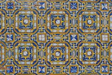 dekoratif fayanslarla donatılmış mavi ve sarı İspanyol tarzında