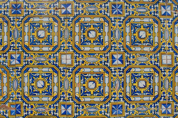 dekoratif fayanslarla donatılmış mavi ve sarı İspanyol tarzında
