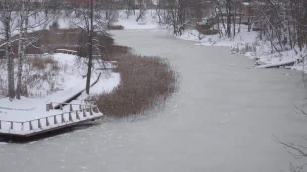 Scénický Pohled Kopce Ledovém Povrchu Zamrzlé Řeky Městském Prostředí Zimě — Stock video
