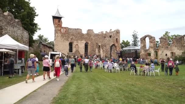 Dobele Kasteel Festival Mensen Bezoeken Livonia Orde Kasteel Ruïnes Grondgebied — Stockvideo