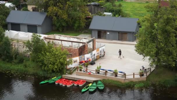 ドベレ ラトビア 2022年8月6日 夏には川の岸にボートドック 風光明媚な空中ビューで川で観光客のための休憩場所 — ストック動画