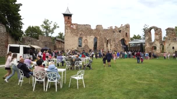 Ντόμπελ Λετονία Αυγούστου 2022 Άνθρωποι Επισκέπτονται Λιβόνια Προκειμένου Μεσαιωνικό Κάστρο — Αρχείο Βίντεο