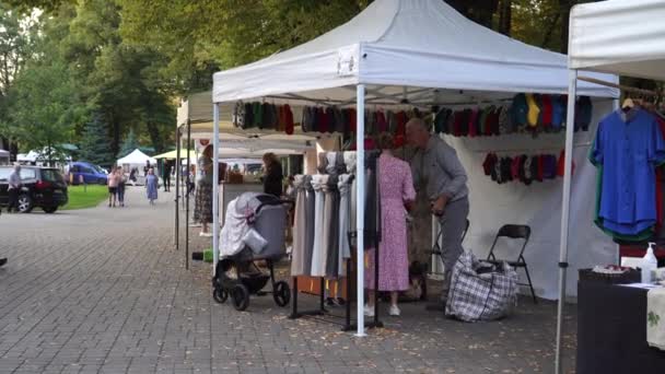ラトビアのリガ 2021年9月10日 人々は町の公園で野外市場を訪問します 市内広場での衣料品取引 都市部における露天商の地位 — ストック動画