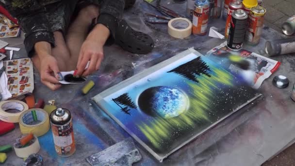 2021年9月10日 拉脱维亚里加 城镇广场上的喷漆画家展示了他的技巧 他创作抽象的艺术作品与气溶胶涂料作为街头表演 这是一幅喷涂画 — 图库视频影像