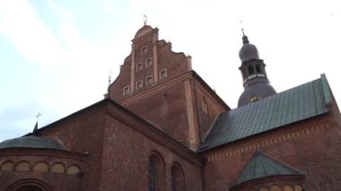 Riga Dome 'un alçak açılı manzarası - Riga, Letonya' daki Saint Mary 'nin Evanjelik Lüteryen Katedrali. Baltık 'taki ilk merkezi katedral 1211' de bir temel taşı atılmıştı..