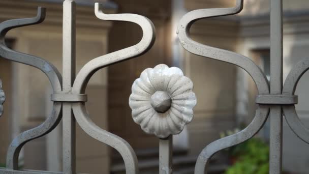 도시에서 펜싱하는 울타리 제품의 조각은 스타일로 페인트를 울타리에서 페인트를 — 비디오