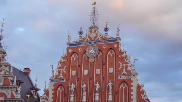 Историческая Архитектура Риге Латвия Вид Декоративные Элементы Фасада Дома Black — стоковое видео